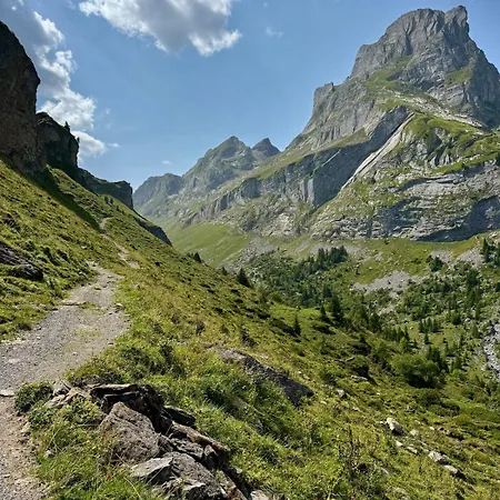 Renovated Traditional In Car-free בקתה